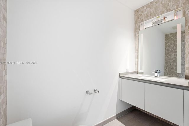 88 SW 7th St 2302, Miami, FL 33130