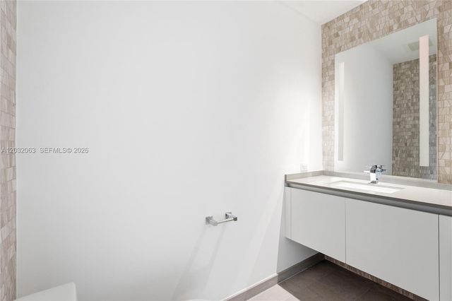 88 SW 7th St 2302, Miami, FL 33130
