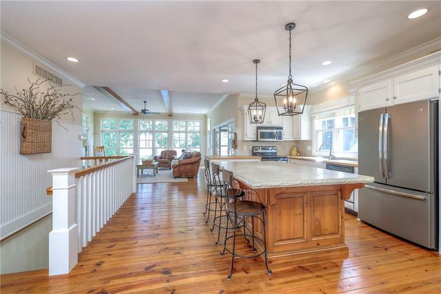 424 South Shore Drive, Lake Winnebago, MO 64034