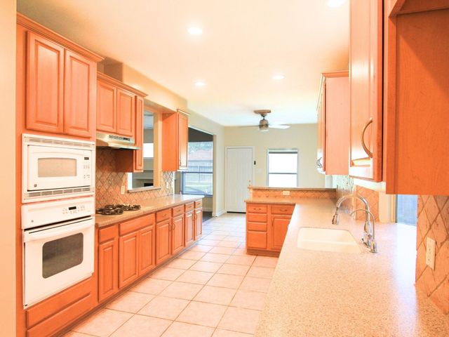203 Green Cedar Drive, League City, TX 77573