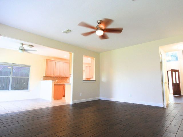 203 Green Cedar Drive, League City, TX 77573