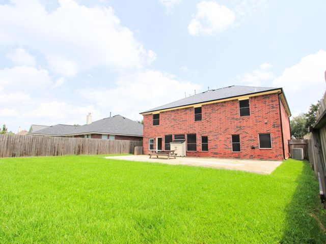 203 Green Cedar Drive, League City, TX 77573