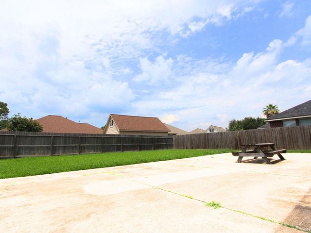 203 Green Cedar Drive, League City, TX 77573
