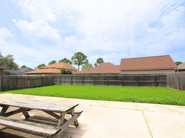 203 Green Cedar Drive, League City, TX 77573