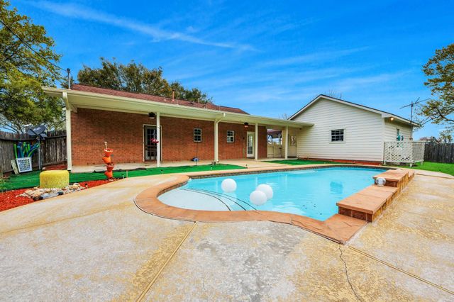 1945 Dorothy Lane, Sealy, TX 77474