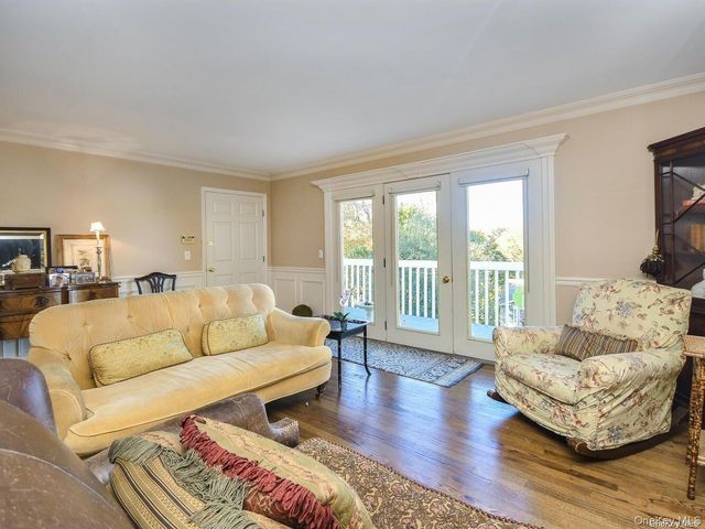 4 Ale Court, Centerport, NY 11721