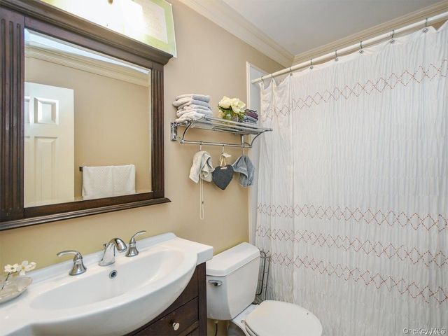 4 Ale Court, Centerport, NY 11721