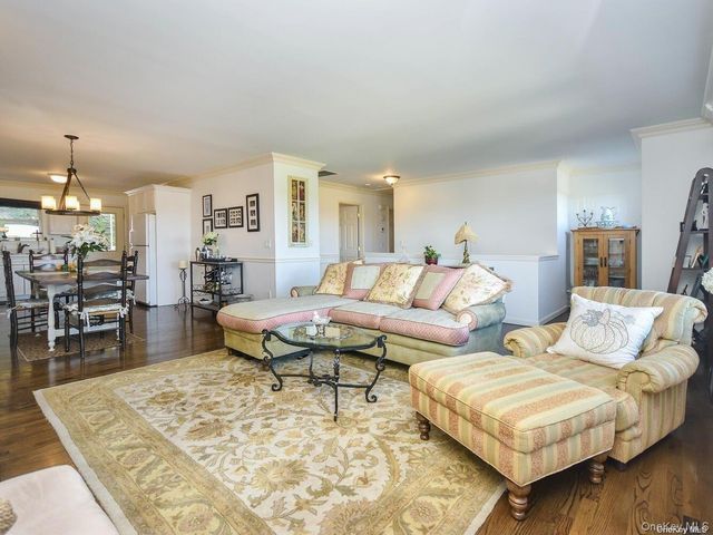 4 Ale Court, Centerport, NY 11721