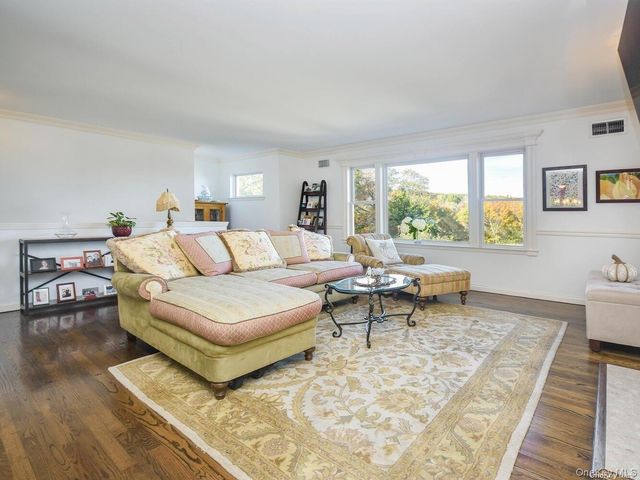 4 Ale Court, Centerport, NY 11721