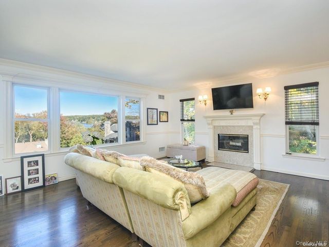 4 Ale Court, Centerport, NY 11721