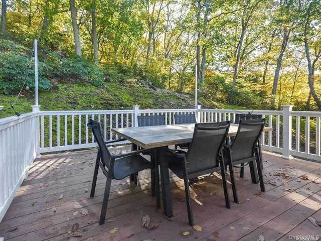 4 Ale Court, Centerport, NY 11721