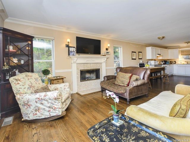 4 Ale Court, Centerport, NY 11721