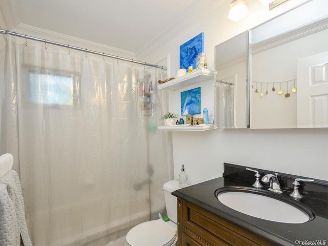 4 Ale Court, Centerport, NY 11721