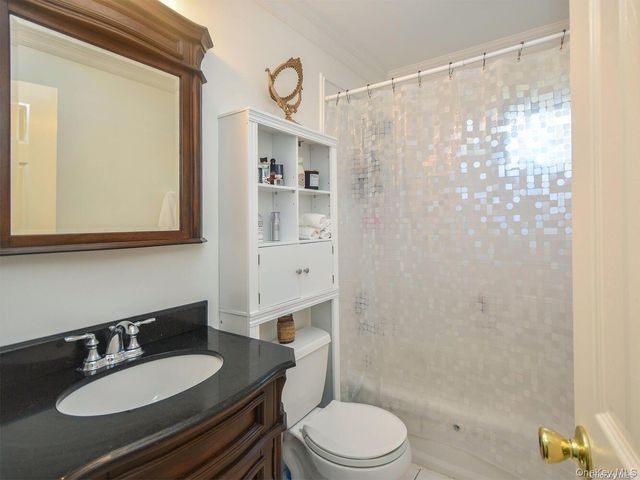 4 Ale Court, Centerport, NY 11721