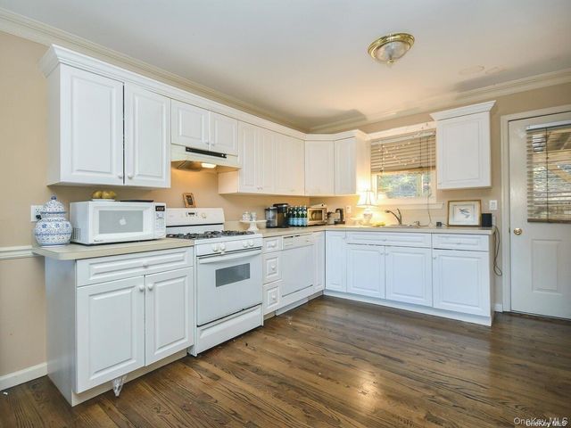 4 Ale Court, Centerport, NY 11721