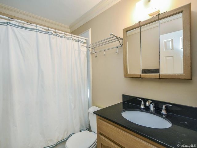 4 Ale Court, Centerport, NY 11721