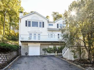 4 Ale Court, Centerport, NY 11721