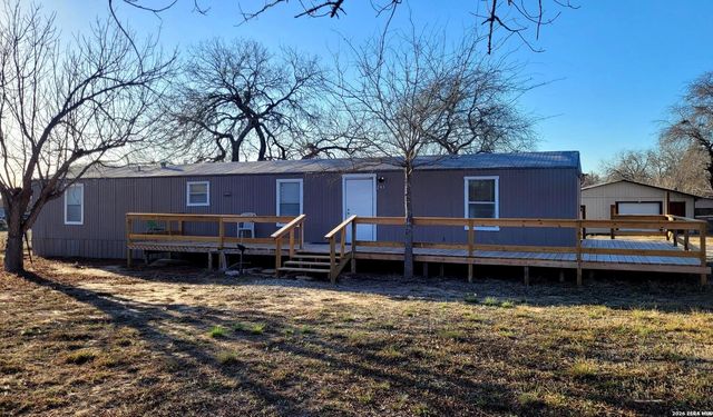 243 Creeks End, Floresville, TX 78114