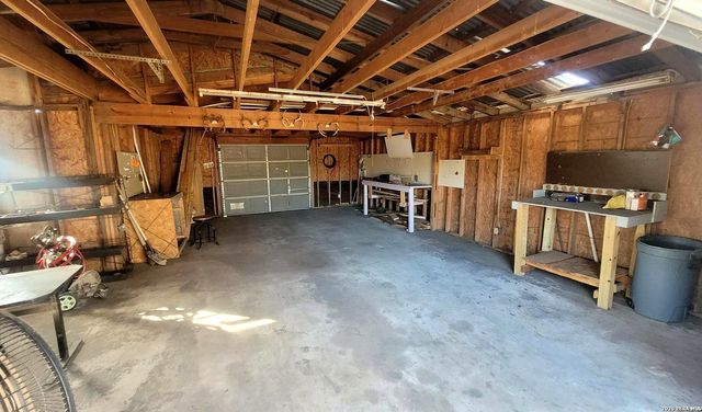 243 Creeks End, Floresville, TX 78114