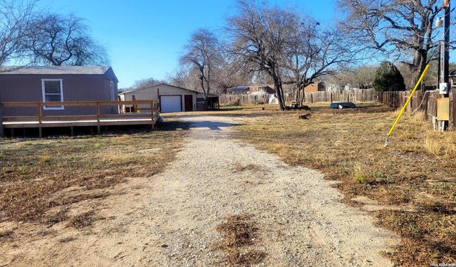 243 Creeks End, Floresville, TX 78114