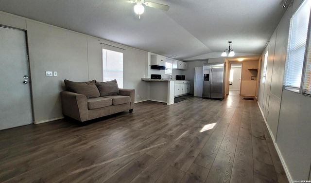 243 Creeks End, Floresville, TX 78114