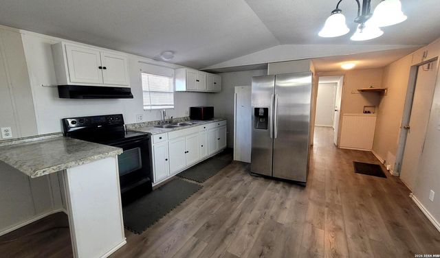 243 Creeks End, Floresville, TX 78114