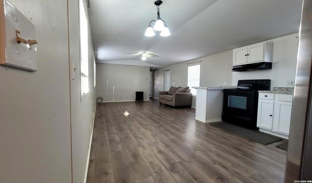 243 Creeks End, Floresville, TX 78114