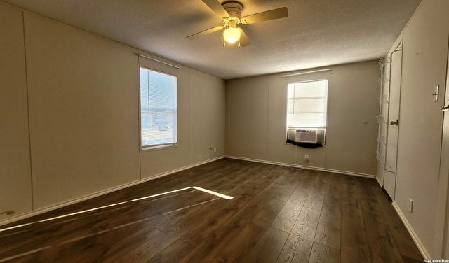 243 Creeks End, Floresville, TX 78114