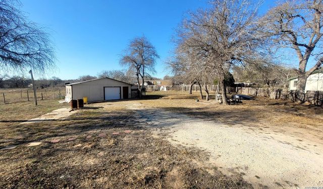 243 Creeks End, Floresville, TX 78114