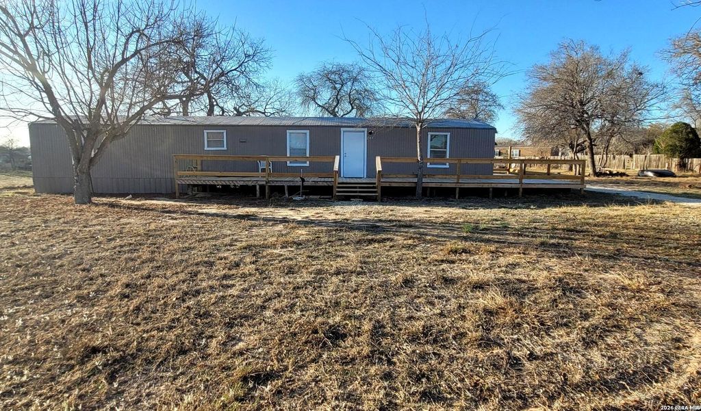 243 Creeks End, Floresville, TX 78114