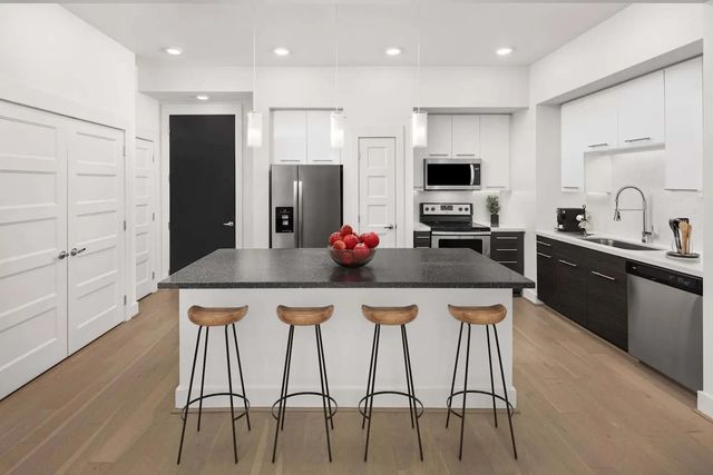 2727 Travis ST 428, Houston, TX 77006