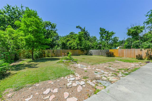 201 Meadowlawn Street, Shoreacres, TX 77571