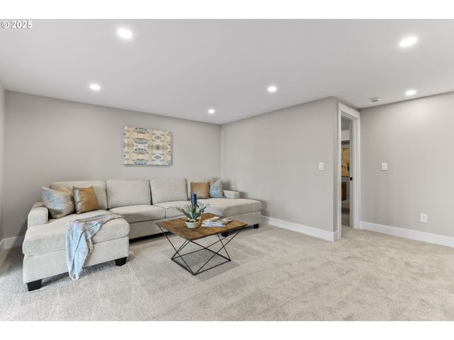 226 Nw MACLEAY Blvd, Portland, OR 97210