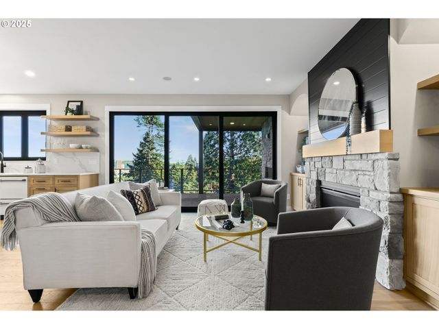 226 Nw MACLEAY Blvd, Portland, OR 97210