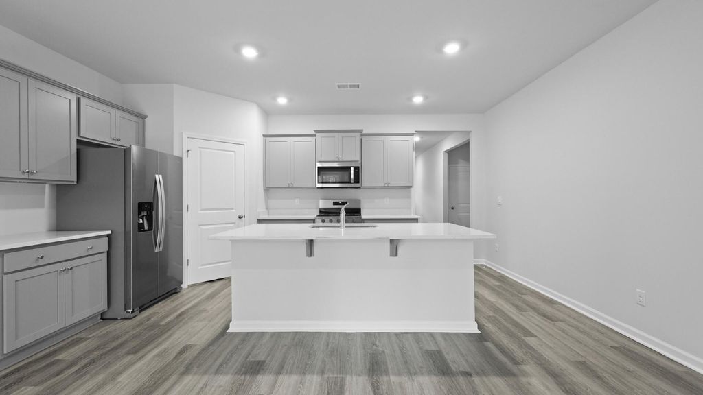 Image 4 of property listing at 3927 Aberfeldy Lane, Ravenel, SC 29470