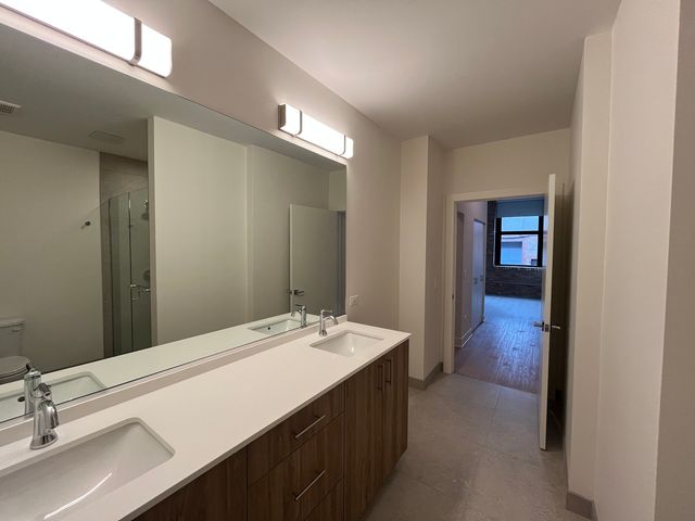 1040 W Huron Street 107, Chicago, IL 60642