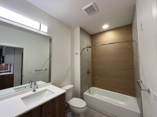 1040 W Huron Street 107, Chicago, IL 60642