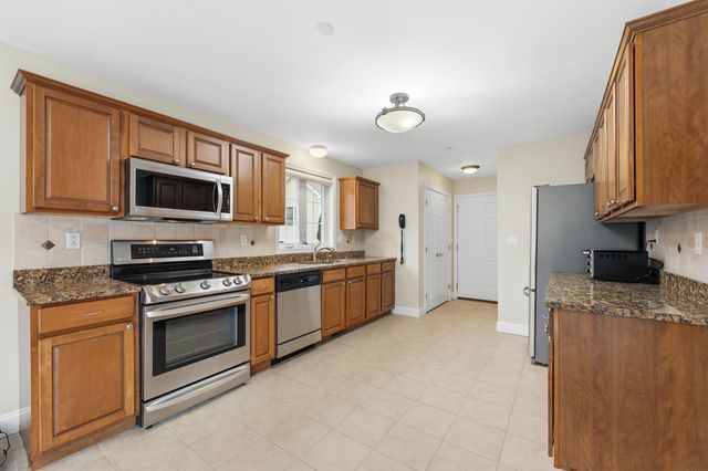 10 Dewberry Lane, Hooksett, NH 03106