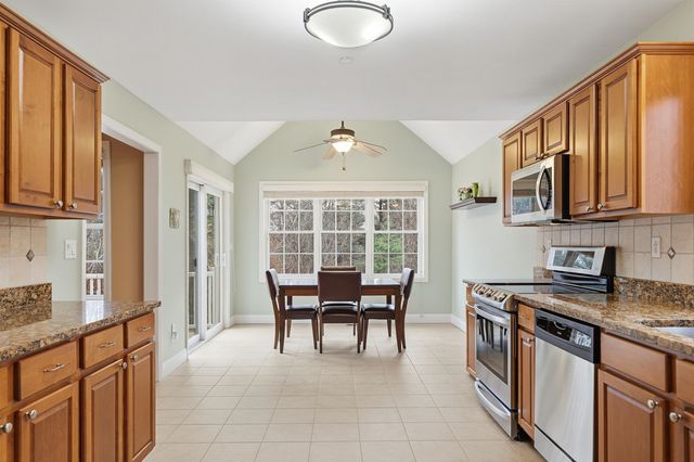 10 Dewberry Lane, Hooksett, NH 03106