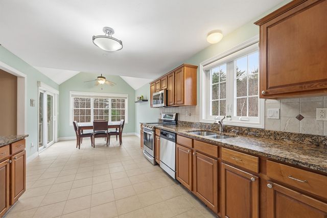 10 Dewberry Lane, Hooksett, NH 03106