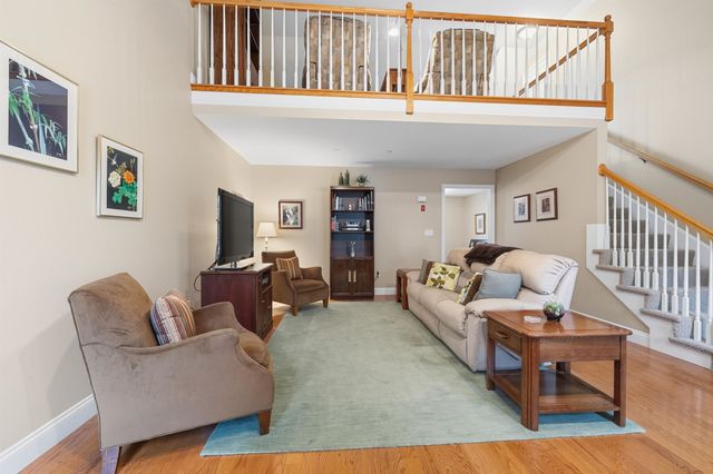 10 Dewberry Lane, Hooksett, NH 03106