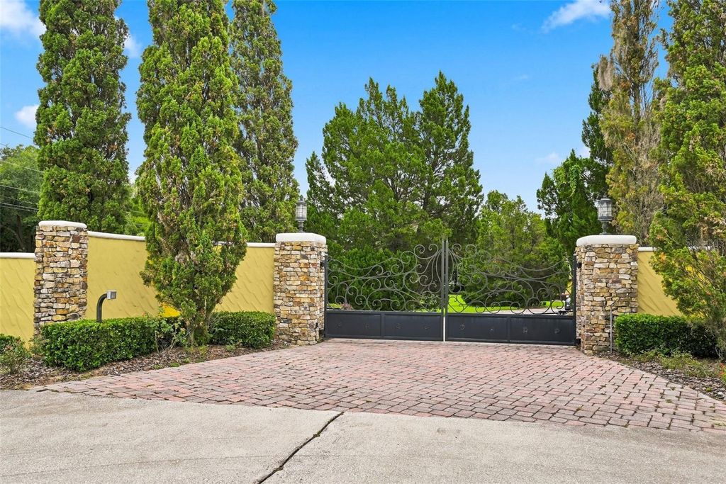Image 3 of property listing at 9679 WESTOVER ROBERTS RD, Windermere, FL 34786