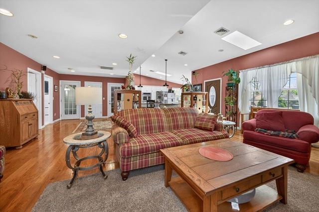 8 Alsop St, Fall River, MA 02723