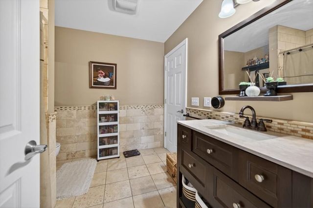 8 Alsop St, Fall River, MA 02723