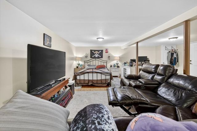 8 Alsop St, Fall River, MA 02723