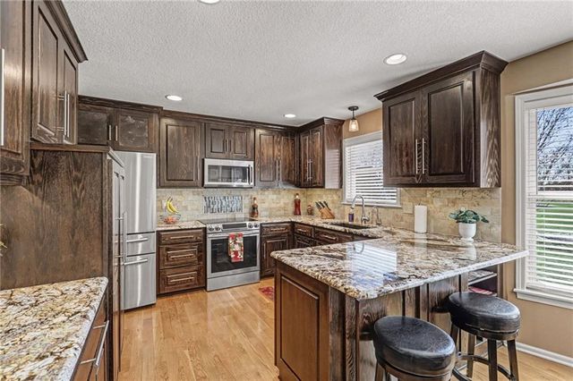 16930 Grandview Street, Overland Park, KS 66085