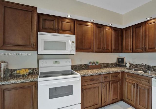 6101 N Falls Cir Dr 302, Lauderhill, FL 33319