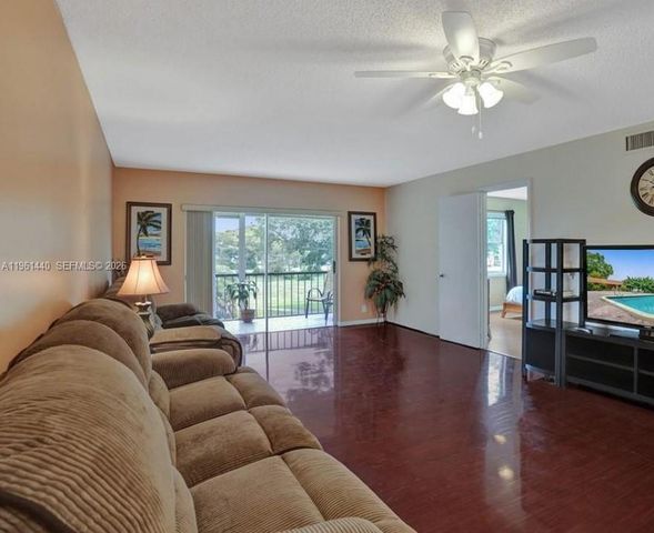 6101 N Falls Cir Dr 302, Lauderhill, FL 33319