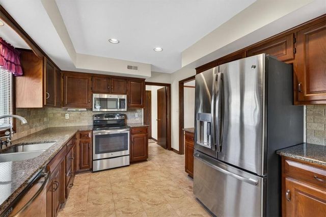 4933 SW Raintree Parkway, Lee's Summit, MO 64082
