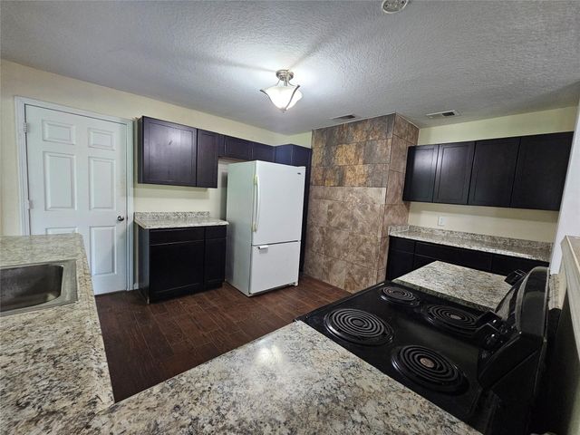 132 Otter Trail, Lake Jackson, TX 77566